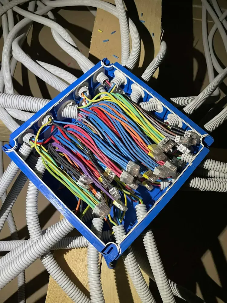 Artisan Électricien Thouarsaise en intervention dans le 79