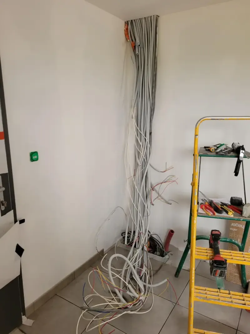 Ancienne installation électrique chaotique